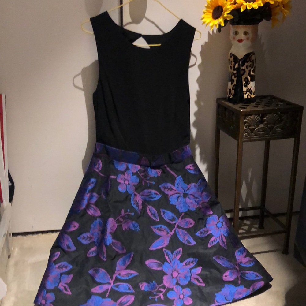 Aidan Mattox. Size 8. Gorgeous cocktail/party dress with peekaboo keyhole back.